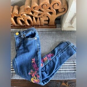 🌸Matilda Jane size 4 floral embroidered skinny jeans🌸